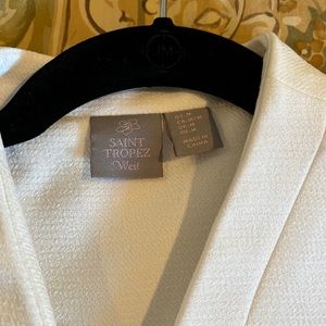 St. Tropez West open jacket ( crepe looking material) 2 front pockets. Size M